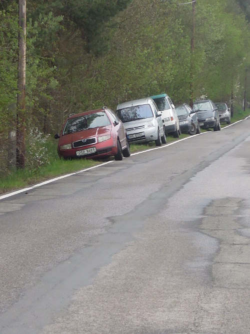 parkovat se d podl silnice, pozor na kameny a vtve