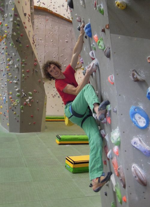 Adam Ondra pzuje na stn pro objektivy fotoreportr