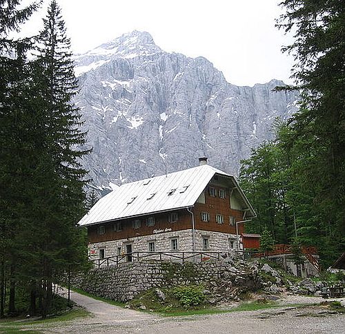 Triglav, Aljaev dom, foto JakobZ (GNU wiki)