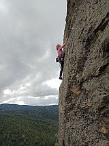 Cesta v nov�m sektoru vlevo od Punta Espadelles. T�et� zprava, cca 5c