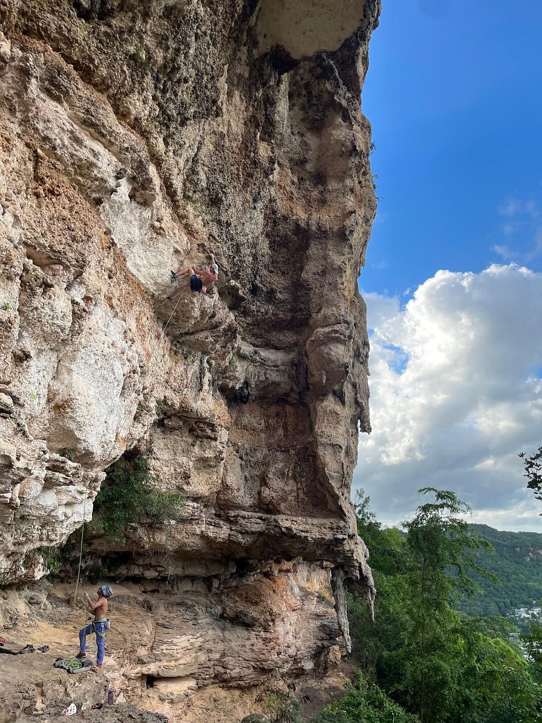 Kliknut�m zav�ete okno.